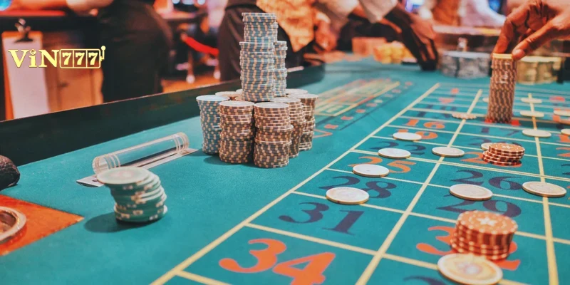 casino-chon-ban-dung-cua-vin777 Người chơi đang chăm chú quan sát bảng lịch sử kết quả trên màn hình bàn cược