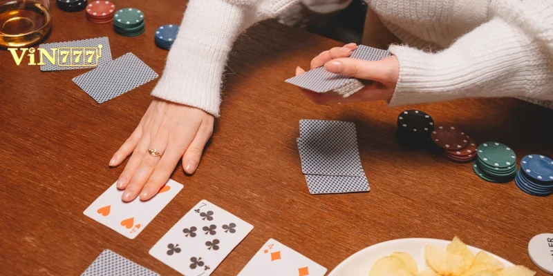 Người chơi đang phân loại và gom nhóm các quân bài trên tay
